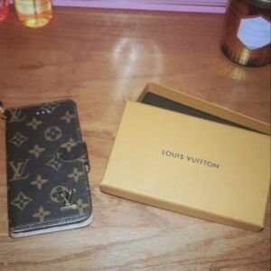 Louis vitton phone case with wallet folio and wrist strap 🤎🤎